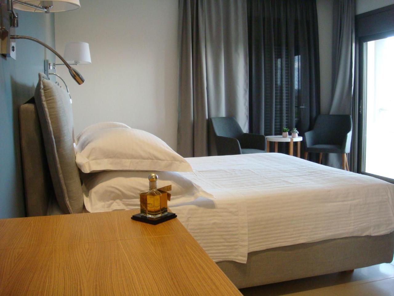 Double Bay Beach Hotel 엘라포니소스 외부 사진